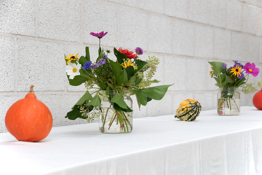 Tisch mit Blumen und Kürbissen